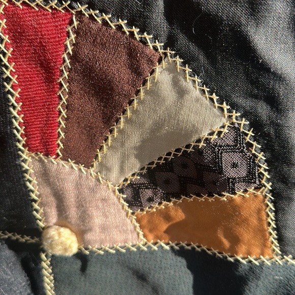 Beautiful hand sewn quilt. Every part is hand sewn including the binding. - Picture 6 of 14